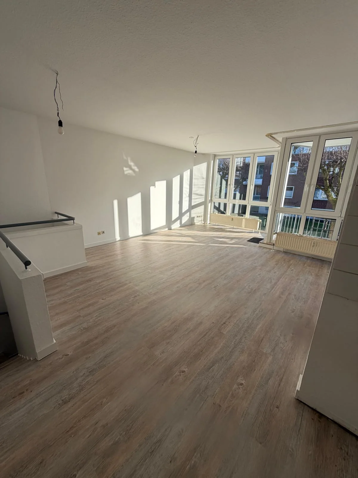 Heller Wohnraum mit verlegtem Boden in Holzoptik